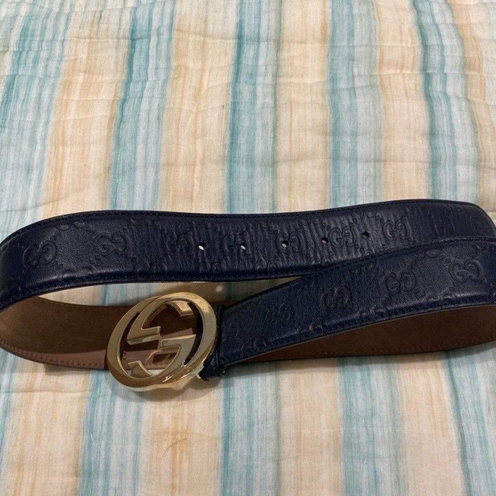 GUCCI signature Interlocking G buckle navy/ gold.